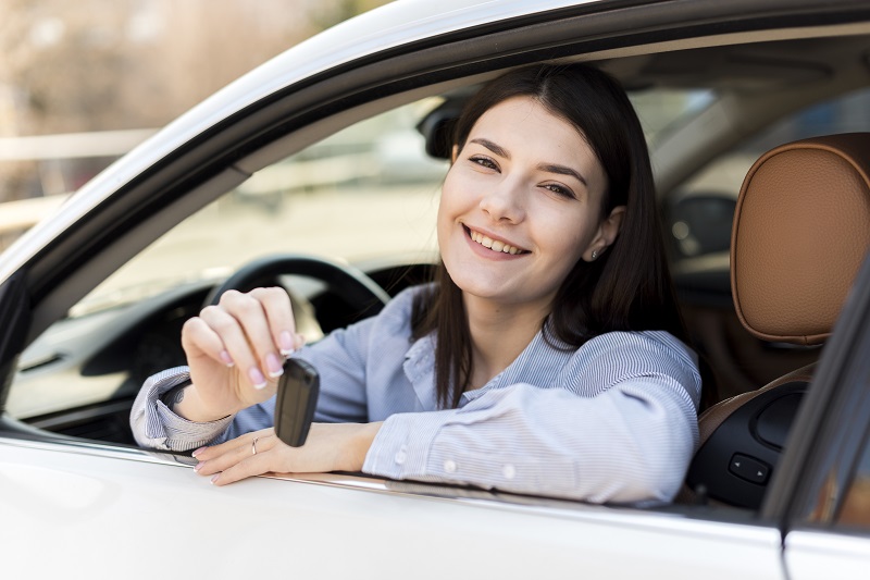 Autoecole-parisnord femme-affaires-interieur-voiture